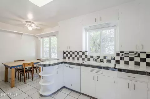 Kitchen - 1274 Edgemont Ave, Phoenix, AZ 85006 photo 3 of 5