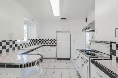 Kitchen - 1274 Edgemont Ave, Phoenix, AZ 85006 photo 2 of 5