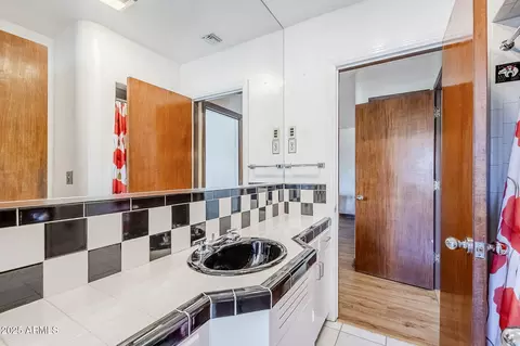 Bath - 1274 Edgemont Ave, Phoenix, AZ 85006 photo 1 of 5