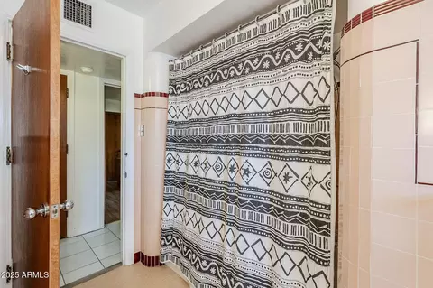 Bath - 1274 Edgemont Ave, Phoenix, AZ 85006 photo 4 of 5