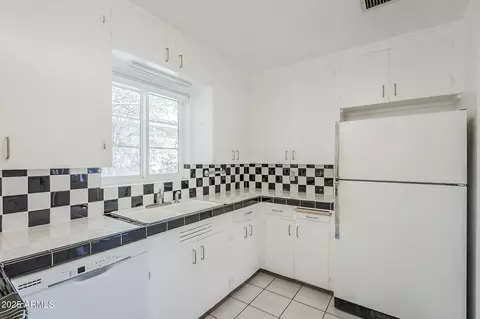 Kitchen - 1274 Edgemont Ave, Phoenix, AZ 85006 photo 4 of 5