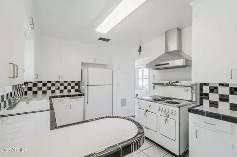 Kitchen - 1274 Edgemont Ave, Phoenix, AZ 85006 photo 5 of 5