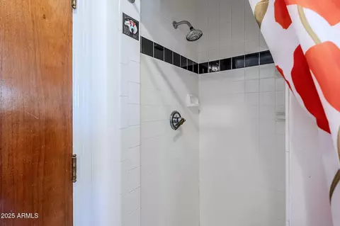 Bath - 1274 Edgemont Ave, Phoenix, AZ 85006 photo 2 of 5