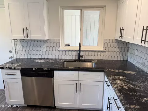 Kitchen - 2325 E Osborn Rd, Phoenix, AZ 85016 photo 2 of 4