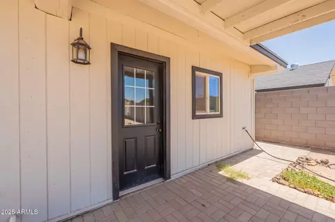 Exterior - 4001 E Apollo Rd, Phoenix, AZ 85042 photo 6 of 15