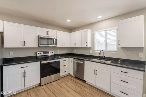 Kitchen - 4001 E Apollo Rd, Phoenix, AZ 85042 photo 2 of 3