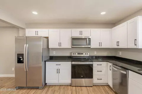 Kitchen - 4001 E Apollo Rd, Phoenix, AZ 85042 photo 3 of 3
