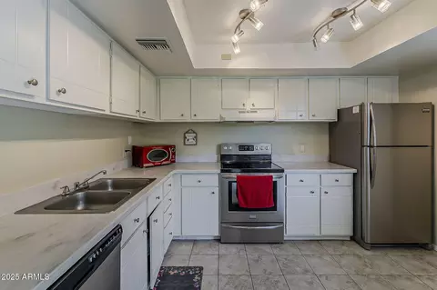 Kitchen - 4201 E Camelback Rd #74, Phoenix, AZ 85018 photo 3 of 4