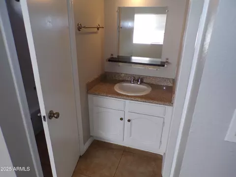Bath - 413 E Bruce Ave #D, Gilbert, AZ 85234 photo 2 of 4