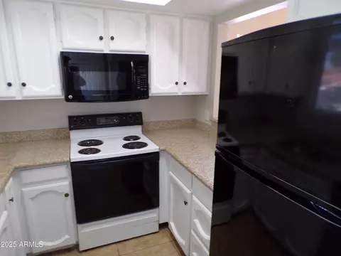Kitchen - 413 E Bruce Ave #D, Gilbert, AZ 85234 photo 2 of 2