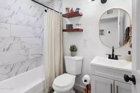 Bath - 912 E Orchid Ln, Phoenix, AZ 85020 photo 1 of 2