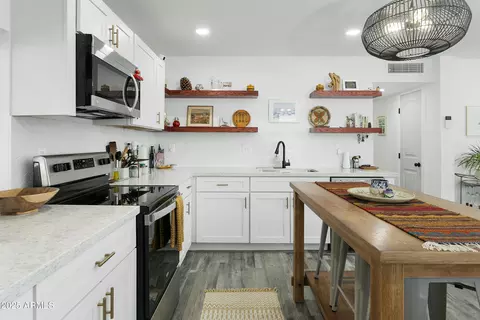 Kitchen - 912 E Orchid Ln, Phoenix, AZ 85020 photo 4 of 5
