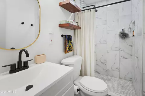Bath - 912 E Orchid Ln, Phoenix, AZ 85020 photo 2 of 2