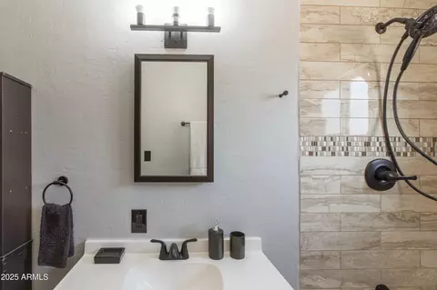 Bath - 208 Hereford Rd, Bisbee, AZ 85603 photo 4 of 6