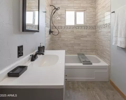 Bath - 208 Hereford Rd, Bisbee, AZ 85603 photo 3 of 6