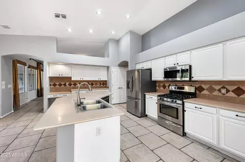 2094 S Stuart Ave, Gilbert, AZ 85295 photo 2