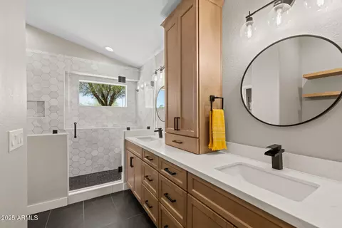 Bath - 718 E Devon Dr, Gilbert, AZ 85296 photo 3 of 5