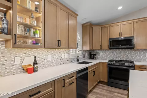 Kitchen - 718 E Devon Dr, Gilbert, AZ 85296 photo 5 of 6