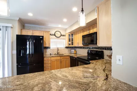 Kitchen - 1401 E Puget Ave #24, Phoenix, AZ 85020 photo 3 of 4
