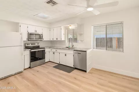 Kitchen - 1407 E Mountain View Rd, Phoenix, AZ 85020 photo 3 of 4