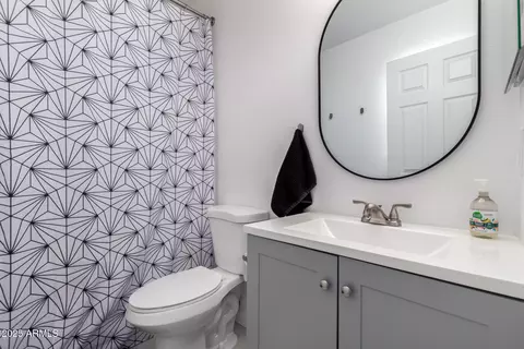 Bath - 902 E Wahalla Ln, Phoenix, AZ 85024 photo 1 of 2