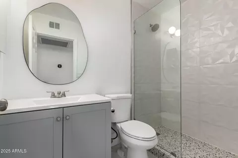 Bath - 902 E Wahalla Ln, Phoenix, AZ 85024 photo 2 of 2