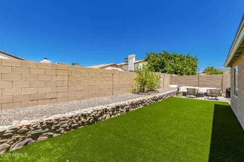 Exterior - 902 E Wahalla Ln, Phoenix, AZ 85024 photo 3 of 4