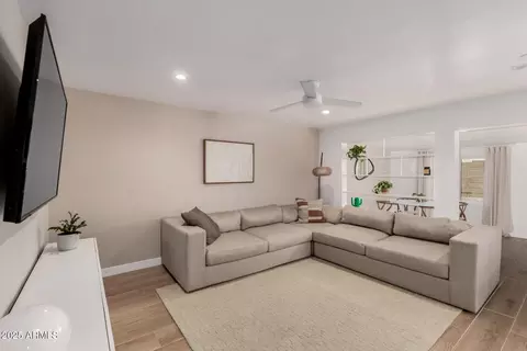 Living - 902 E Wahalla Ln, Phoenix, AZ 85024 photo 2 of 3