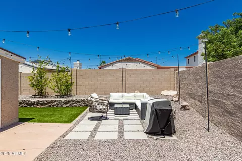 Exterior - 902 E Wahalla Ln, Phoenix, AZ 85024 photo 1 of 4