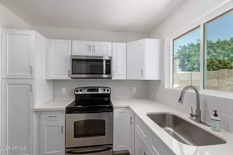 Kitchen - 902 E Wahalla Ln, Phoenix, AZ 85024 photo 2 of 2