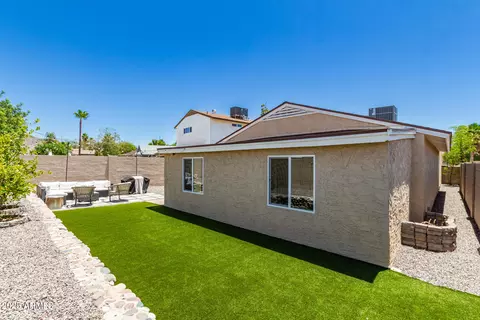Exterior - 902 E Wahalla Ln, Phoenix, AZ 85024 photo 2 of 4