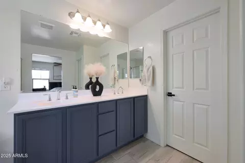 Bath - 5805 W Warner St, Phoenix, AZ 85043 photo 3 of 4