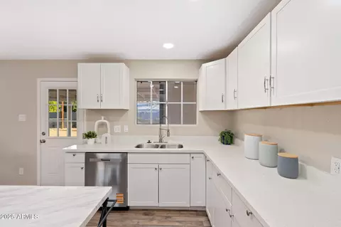 Kitchen - 6223 W Earll Dr, Phoenix, AZ 85033 photo 3 of 4