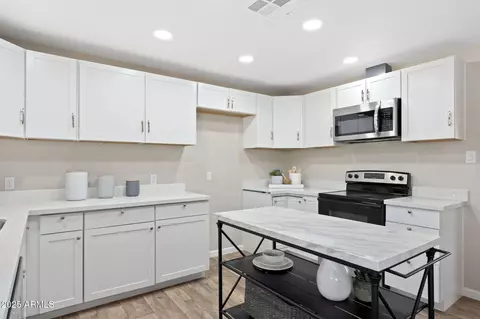 Kitchen - 6223 W Earll Dr, Phoenix, AZ 85033 photo 2 of 4