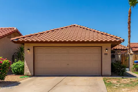 5216 E Half Moon Dr, Phoenix, AZ 85044