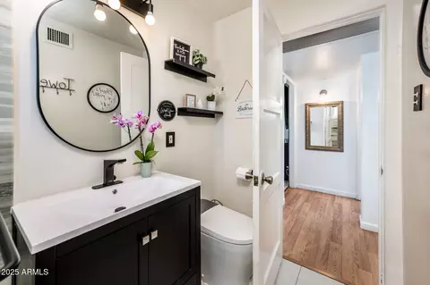 Bath - 2221 W Mitchell Dr, Phoenix, AZ 85015 photo 2 of 2