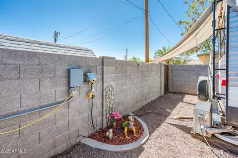 Exterior - 2221 W Mitchell Dr, Phoenix, AZ 85015 photo 9 of 10