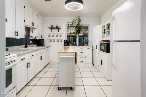 Kitchen - 2221 W Mitchell Dr, Phoenix, AZ 85015 photo 3 of 5