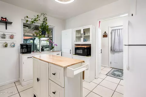 Kitchen - 2221 W Mitchell Dr, Phoenix, AZ 85015 photo 5 of 5