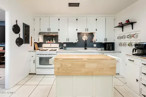 Kitchen - 2221 W Mitchell Dr, Phoenix, AZ 85015 photo 1 of 5