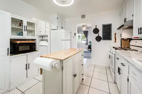 Kitchen - 2221 W Mitchell Dr, Phoenix, AZ 85015 photo 4 of 5
