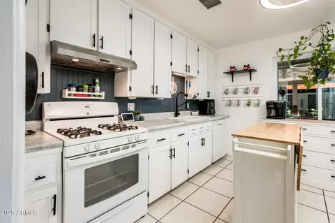 Kitchen - 2221 W Mitchell Dr, Phoenix, AZ 85015 photo 2 of 5