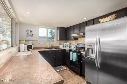 Kitchen - 2843 E Captain Dreyfus Ave, Phoenix, AZ 85032 photo 2 of 4