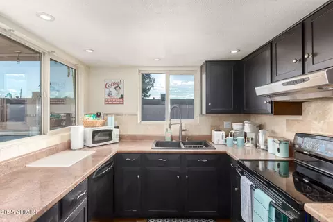 Kitchen - 2843 E Captain Dreyfus Ave, Phoenix, AZ 85032 photo 3 of 4