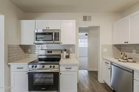 Kitchen - 1616 E Pecan Rd, Phoenix, AZ 85040 photo 4 of 5