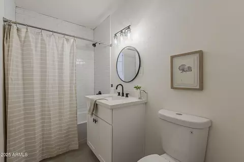 Bath - 1616 E Pecan Rd, Phoenix, AZ 85040 photo 2 of 2