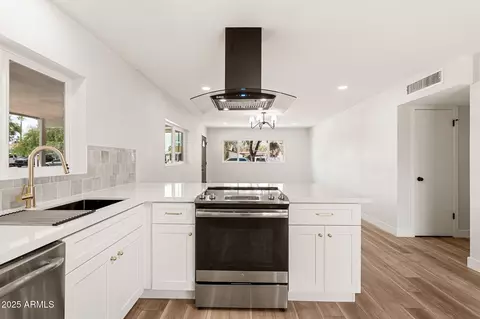Kitchen - 2331 E Delgado St, Phoenix, AZ 85022 photo 4 of 5