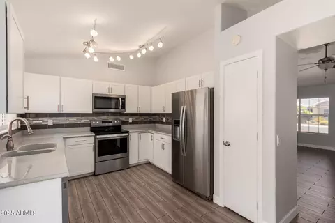 Kitchen - 19802 N 3rd Ave, Phoenix, AZ 85027 photo 3 of 4