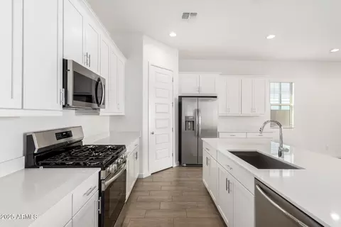 Kitchen - 531 S Owl Dr, Gilbert, AZ 85296 photo 2 of 2