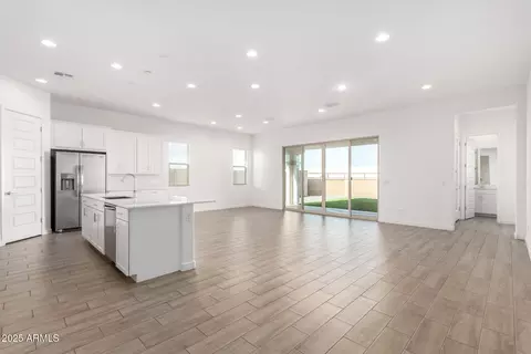 Living - 531 S Owl Dr, Gilbert, AZ 85296 photo 2 of 2